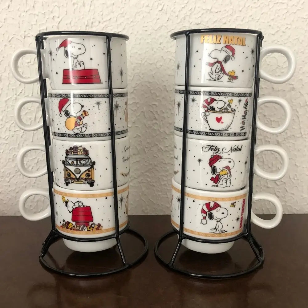 Jogo de Xícaras Empilháveis Natal do Snoopy 150ml com Suporte de Metal – 4 Peças de Porcelana